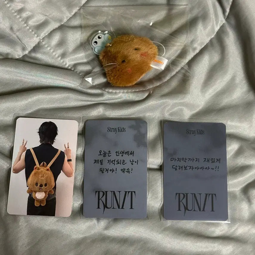 [BUNJANG] Stray Kids Han Jisung Run It Concert Entry Gift Bundle Set - Han Kwoka Pom Pom Keyring + Photocard / 한지성) 스키즈 런잇 입장 기프트 한쿼카 폼폼 키링+포카 3장 일괄