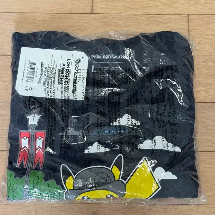[BUNJANG] Pokemon Center London Pikachu T-Shirt (Size L) / 런던 포켓몬센터 피카츄 티셔츠 L 사이즈