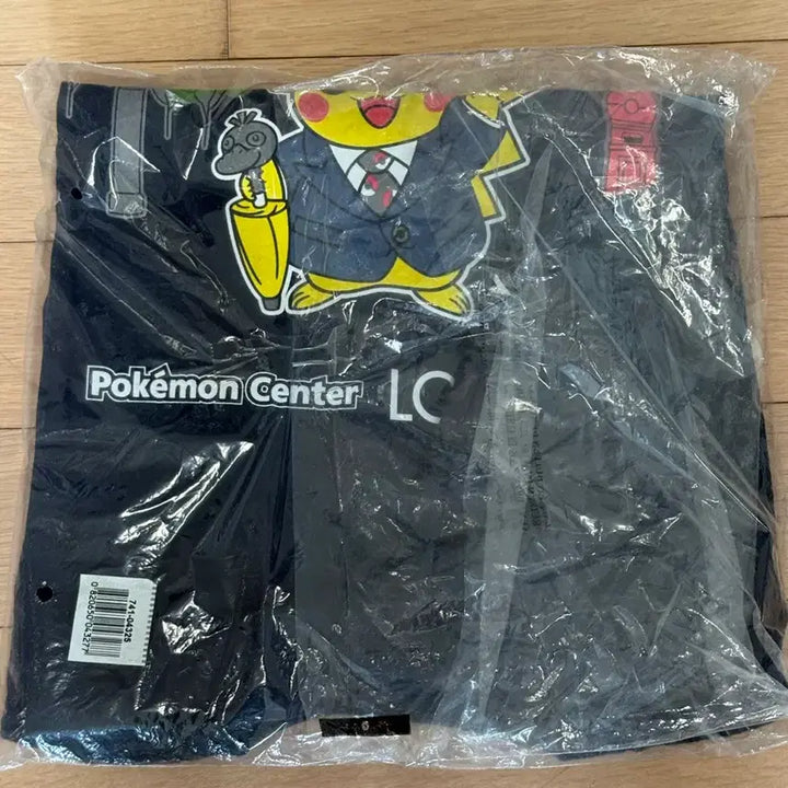 [BUNJANG] Pokemon Center London Pikachu T-Shirt (Size L) / 런던 포켓몬센터 피카츄 티셔츠 L 사이즈