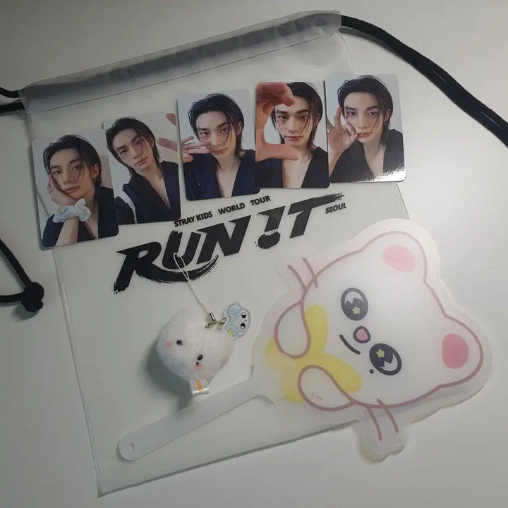 [BUNJANG] Stray Kids Hyunjin Run It 5th Day Photocard, Keyring, Fan, Pouch Set / 스트레이키즈 런잇 현진 5일 포카 키링 부채 세트
