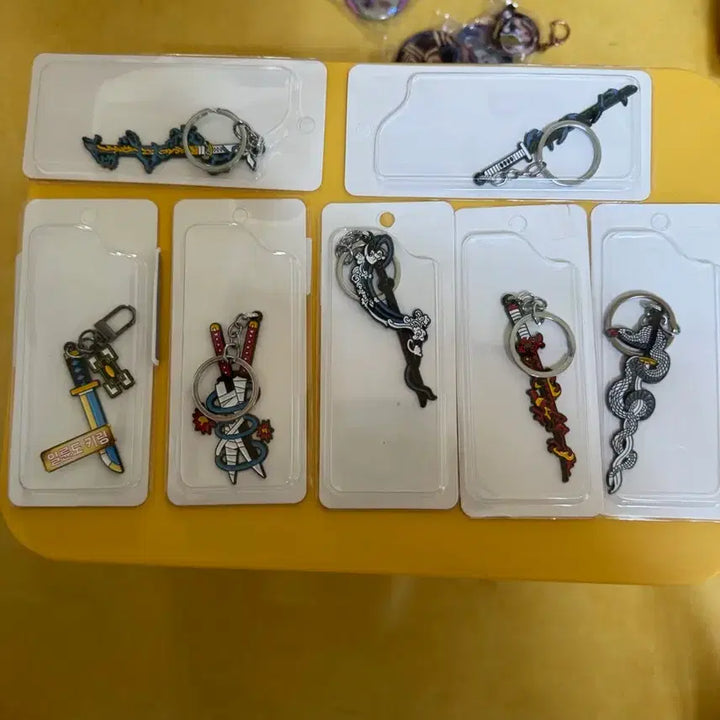 [BUNJANG] Demon Slayer Nezuko &amp; Inosuke Badge Set with Random Character Cards / 귀멸의칼날 굿즈