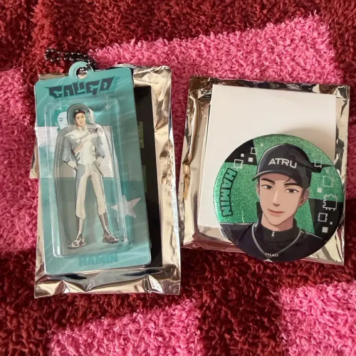 [BUNJANG] PLAVE Caligo Part 2 Miniature Keyring &amp; Glitter Can Badge Bundle Set - Jimin / 일괄) 플레이브 칼리고 파트투 미니어쳐키링 캔뱃지 하민