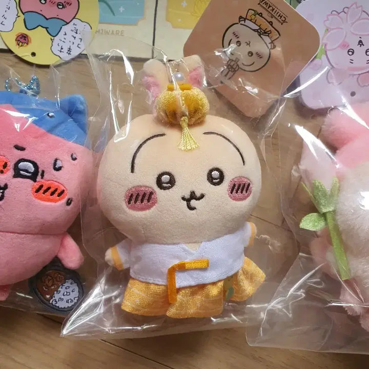 [BUNJANG] Chiikawa Usagi, Kani, Hachi, &amp; Dan-gom Plush Bundle (Sealed) / 치이카와 한복우사기, 벚꽃카니, 매운카레하치, 벚꽃담곰 마코인형 일괄