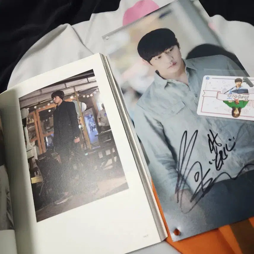 [BUNJANG] Eric Mun 1st Album Photobook + Autographed "Another Oh Hae Young" Kino Card Edition / 에릭 문정혁 앨범 포토북 + 친필사인  또 오해영 키노 앨범 카드 에디션