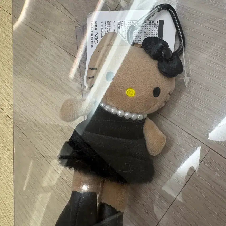 [BUNJANG] New Tanning Hello Kitty Doll Long Legs Black Dress Pearl Necklace / 새제품 롱다리 태닝 키티 인형 블랙 원피스 진주 목걸이