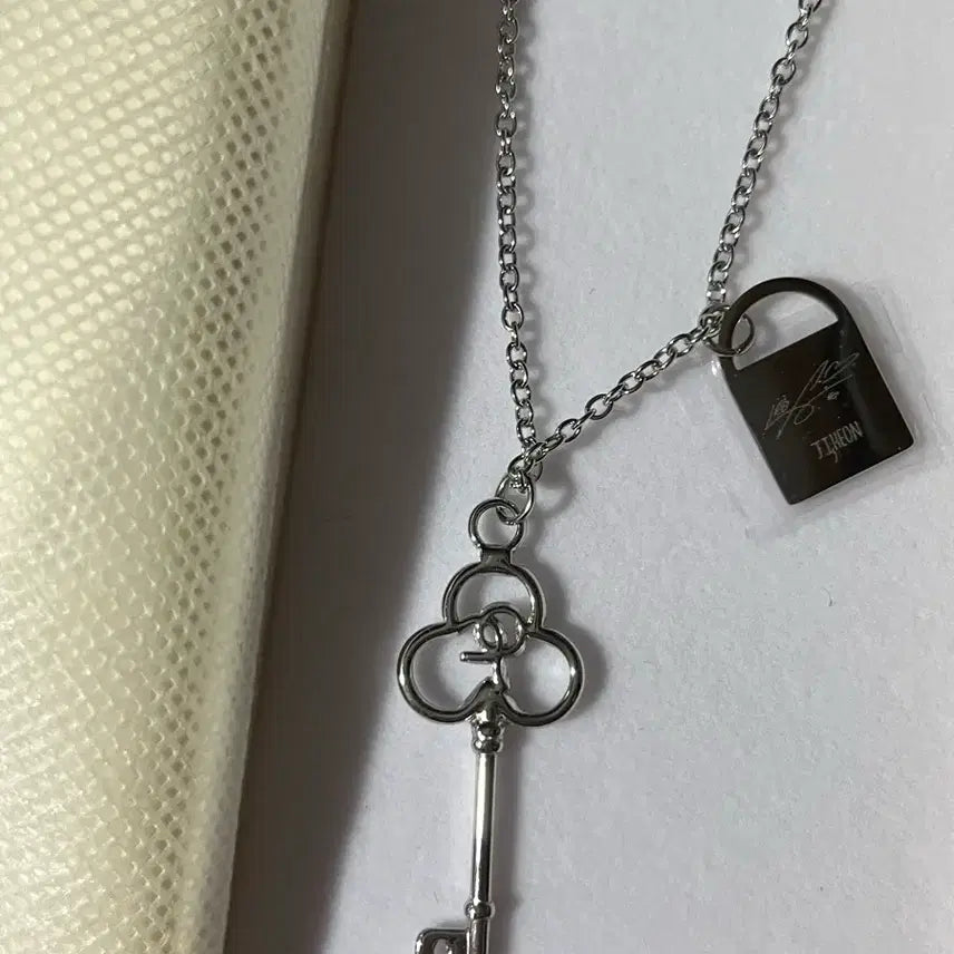 [BUNJANG] fromis_9 Baek Ji-heon Promin Now Necklace / 프로미스나인 백지현 프롬나우 목걸이