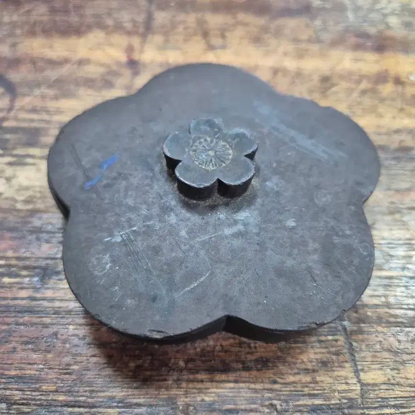 [BUNJANG] Late Joseon Dynasty Pear Blossom Celadon Inkstone / 조선시대 말 이화문양 벼루