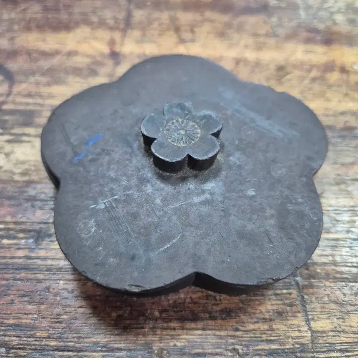 [BUNJANG] Late Joseon Dynasty Pear Blossom Celadon Inkstone / 조선시대 말 이화문양 벼루
