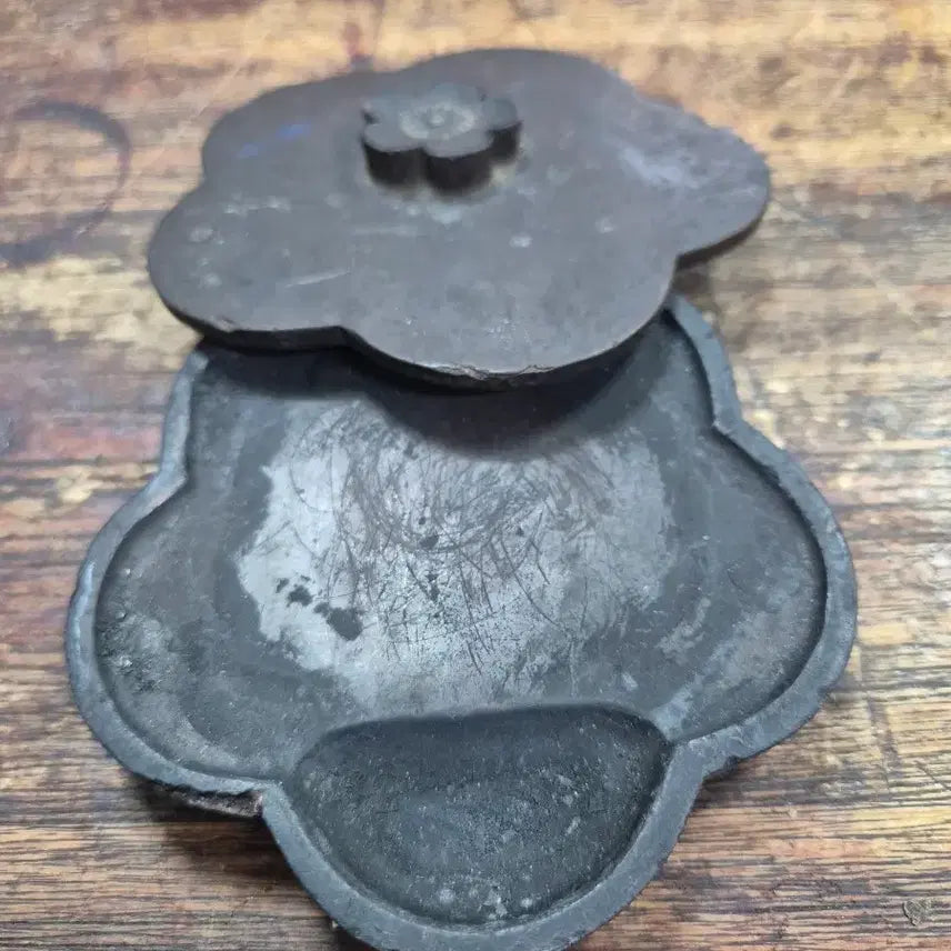 [BUNJANG] Late Joseon Dynasty Pear Blossom Celadon Inkstone / 조선시대 말 이화문양 벼루