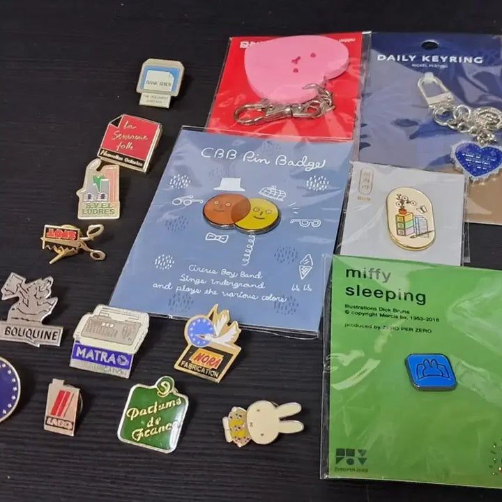 [BUNJANG] Vintage Pin Badge &amp; Keyring Set (16 pcs) / 핀뱃지, 빈티지 핀뱃지, 키링 세트 총 16개