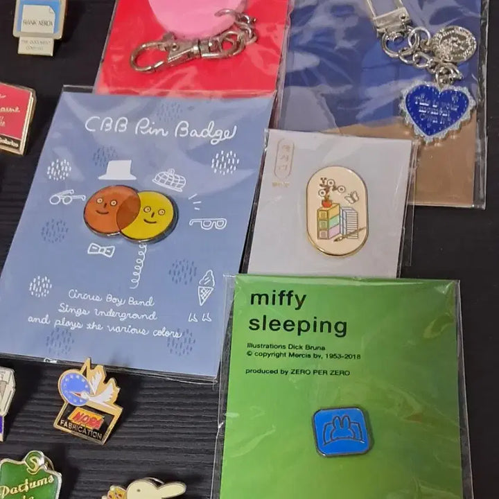 [BUNJANG] Vintage Pin Badge &amp; Keyring Set (16 pcs) / 핀뱃지, 빈티지 핀뱃지, 키링 세트 총 16개