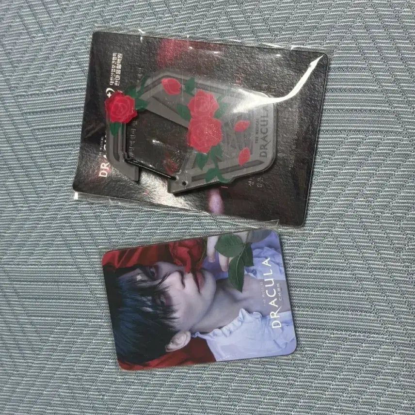 [BUNJANG] Kim Junsu Shin Sung Rok Jeon Dong Seok Ko Eun Sung Dracula Photocard Set with Carabiner Bundle / 드라큘라 헌혈 포토카드 세트 카라비너 일괄 미개봉 새상품