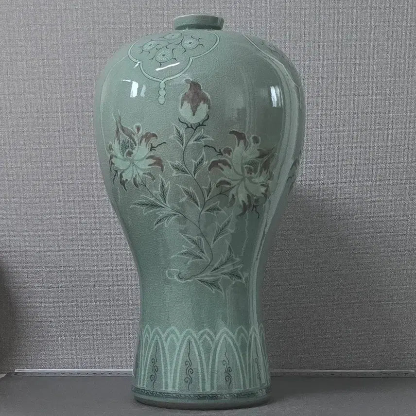 [BUNJANG] 2nd Generation Haegang Yoo Gwang-yeol Celadon Inlaid Buncheong Peony Vase (42.5cm) / 2대 해강 유광열 청자 상감 진사 모란문 매병(42.5cm)