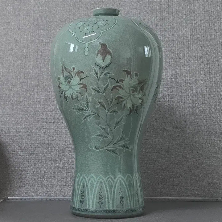 [BUNJANG] 2nd Generation Haegang Yoo Gwang-yeol Celadon Inlaid Buncheong Peony Vase (42.5cm) / 2대 해강 유광열 청자 상감 진사 모란문 매병(42.5cm)