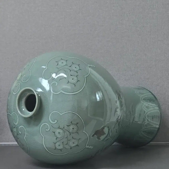 [BUNJANG] 2nd Generation Haegang Yoo Gwang-yeol Celadon Inlaid Buncheong Peony Vase (42.5cm) / 2대 해강 유광열 청자 상감 진사 모란문 매병(42.5cm)