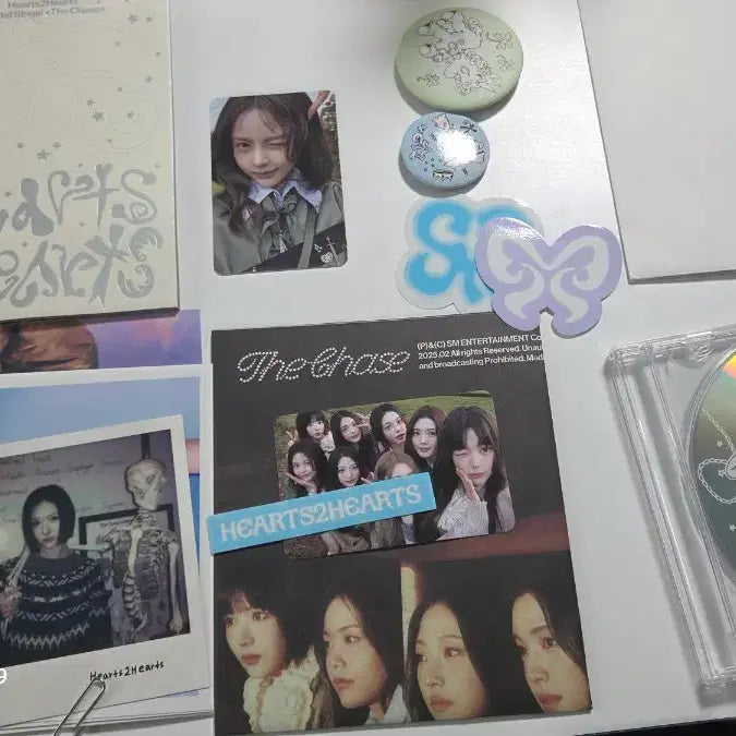 [BUNJANG] HEARTS2HEARTS The Chase 1st Single Album &amp; Goods Bundle / 하츠투하츠 The Chase앨범 + 키링 판매