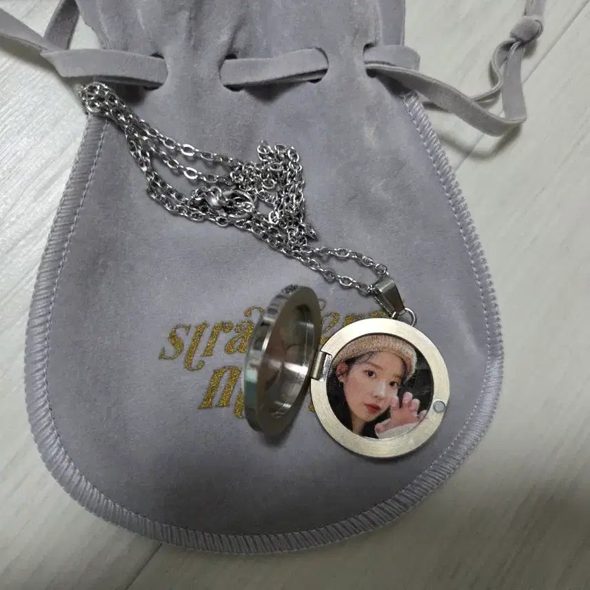 [BUNJANG] IU Strawberry Moon Necklace Pendant / 아이유 스트로베리문 스베문 목걸이 펜던트