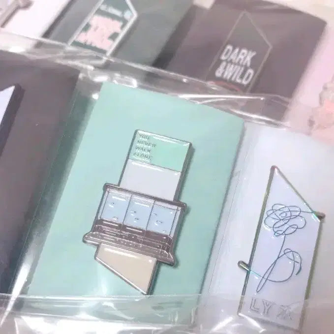 [BUNJANG] BTS Album Badge Set (Sealed) / 미개봉) 방탄 앨범뱃지 세트 미개봉 원가이하 판매