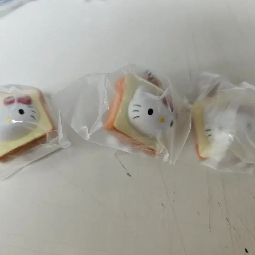 [BUNJANG] Sanrio Shokupanman Keychain Gacha Kitty / 산리오 식빵 키링 가챠 키티