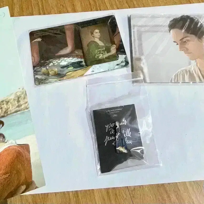 [BUNJANG] Portrait of a Burning Woman Merchandise Bundle (Badge, Poster, Postcard, Magnet, Scriptbook) / 타오르는여인의초상 뱃지 아티스트 포스터 타여초 렌티큘러엽서마그넷 무비티켓 각본집