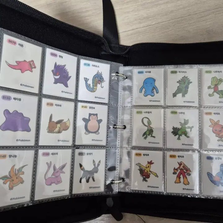 [BUNJANG] Pokemon Tteokbokki Seal Collection Complete Set (2023 Season 1) / 포켓몬 띠부씰 2023 시즌1  139종 전종 띠부실 완성본.