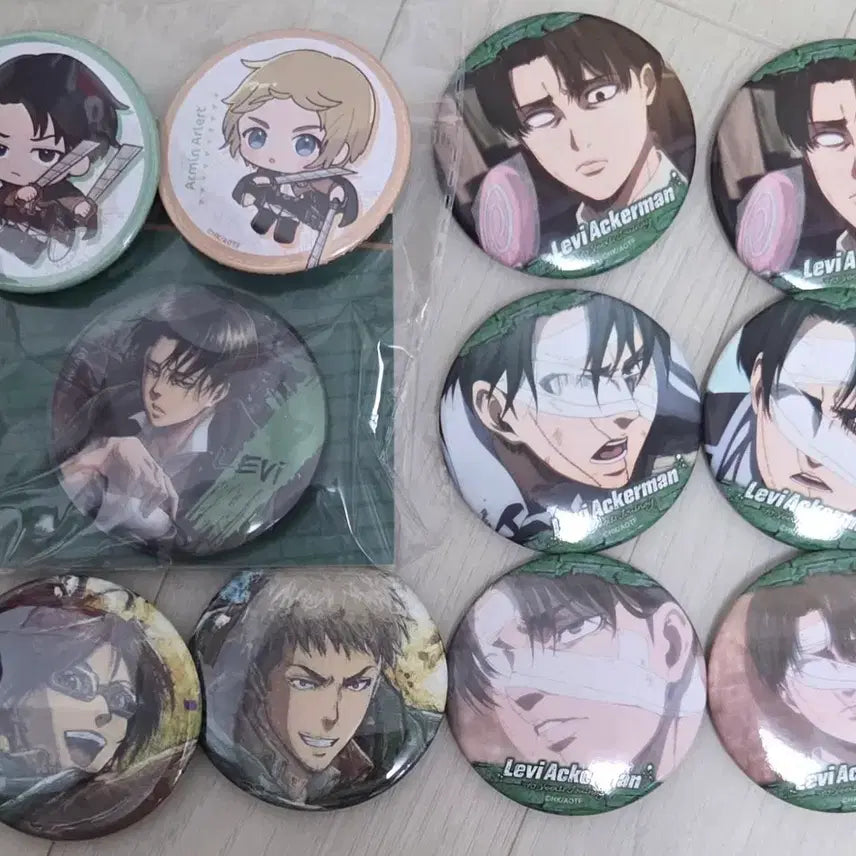 [BUNJANG] Attack on Titan Levi Can Badges Bundle Set (11 pcs) / 진격의거인 리바이 캔뱃지 이타백 11개 일괄판매 급처