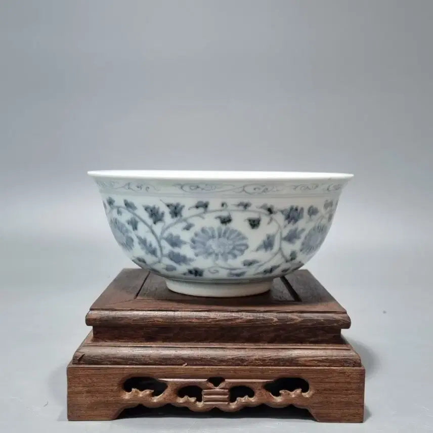 [BUNJANG] Ming Dynasty Celadon Porcelain Bowl with Floral Motif / 명대 청화 전지국화문 완. 지름 16 높이 7.2