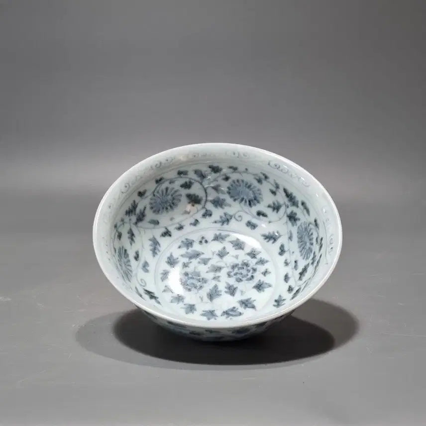 [BUNJANG] Ming Dynasty Celadon Porcelain Bowl with Floral Motif / 명대 청화 전지국화문 완. 지름 16 높이 7.2