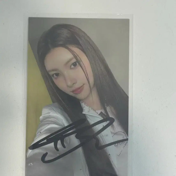 [BUNJANG] ILLIT Yoona Signed Photocard / 아일릿 윤아 싸인포카