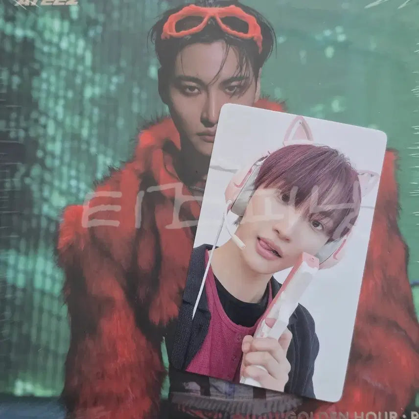 [BUNJANG] ATEEZ Seonghwa Cat Agent Lucky Draw Photocard (Album Included) / 에이티즈 점프업 럭드 고양이요원 (앨범 포함) 성화 seonghwa ateez lucky draw cat agent pob lucky draw