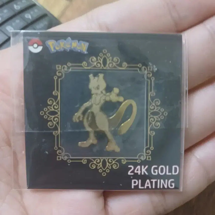 [BUNJANG] Pokemon Mewtwo 24K Gold Plated Badge / 포켓몬 뮤츠 24K 골드 도금뱃지