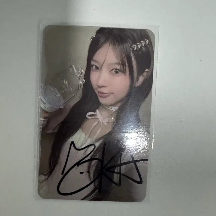 [SOLD OUT] [BUNJANG] ILLIT Mocha Signed Photocard / 아일릿 모카 싸인포카