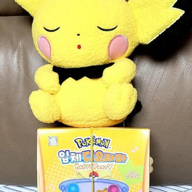 [BUNJANG] Pokemon Pikachu 25cm Plush Toy + Happy Party 3D Diorama DIY Kit (Sealed) / 포켓몬스터 정품 피카츄25cm인형+입체 디오라마 해피파티 DIY 조립(미개봉새상품)
