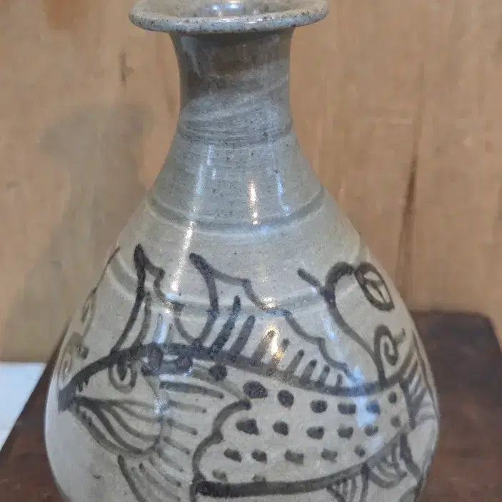 [BUNJANG] Buncheong Ware Iron-Painted Catfish Motif Vase / 분청사기 철화 쏘가리문병