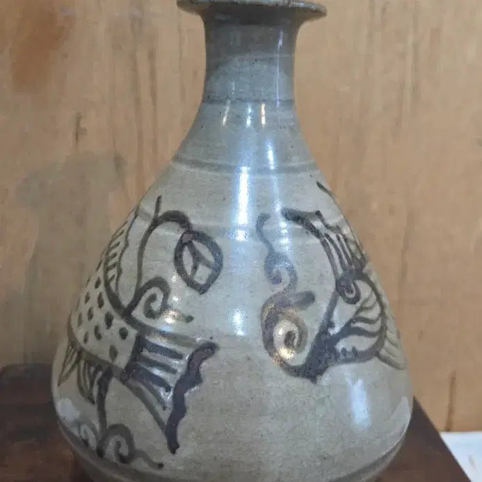 [BUNJANG] Buncheong Ware Iron-Painted Catfish Motif Vase / 분청사기 철화 쏘가리문병