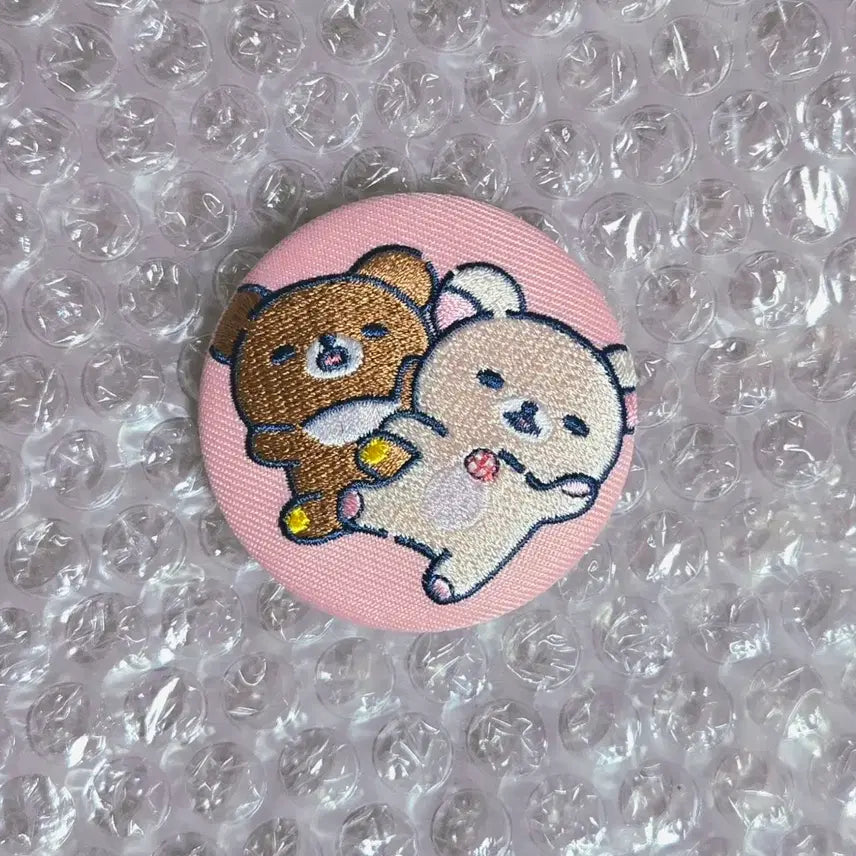 [BUNJANG] Rilakkuma Korilakkuma Random Embroidered Can Badge Pin / 리락쿠마 코리락쿠마 랜덤 자수 캔뱃지 핀뱃지 핀버튼 다꾸 인형 키링 다이어리