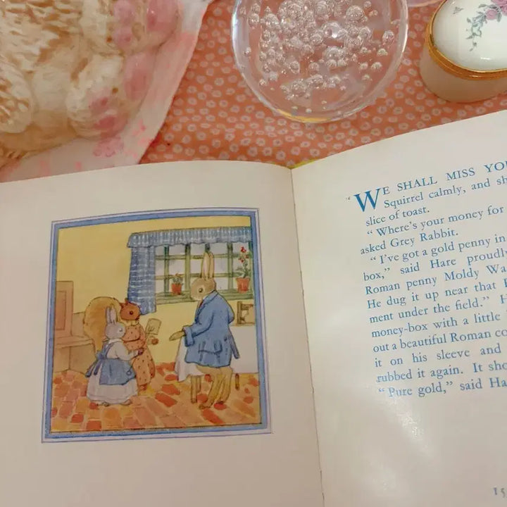 [BUNJANG] Vintage Book HARE GOES SHOPPING (Allison Uttley &amp; Margaret Tempest) / 빈티지 북 HARE GOES SHOPPING(산토끼의 쇼핑 이야기)