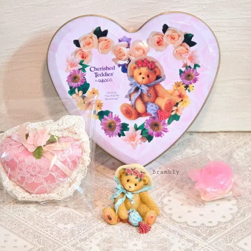 [BUNJANG] Cherished Teddies Limited Edition Gift Set - Tin Case, Candle, Lace Cushion, Figurine / 체리쉬드 테디즈 빈티지소품 피겨린 틴케이스 선물 세트 기프트 레이스 사쉐 초 장식 수집