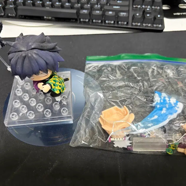 [BUNJANG] Demon Slayer Giyu Tomioka Figure (Damaged Blade) / 귀멸의 칼날 토미오카 기유 피규어 칼날부분 파손