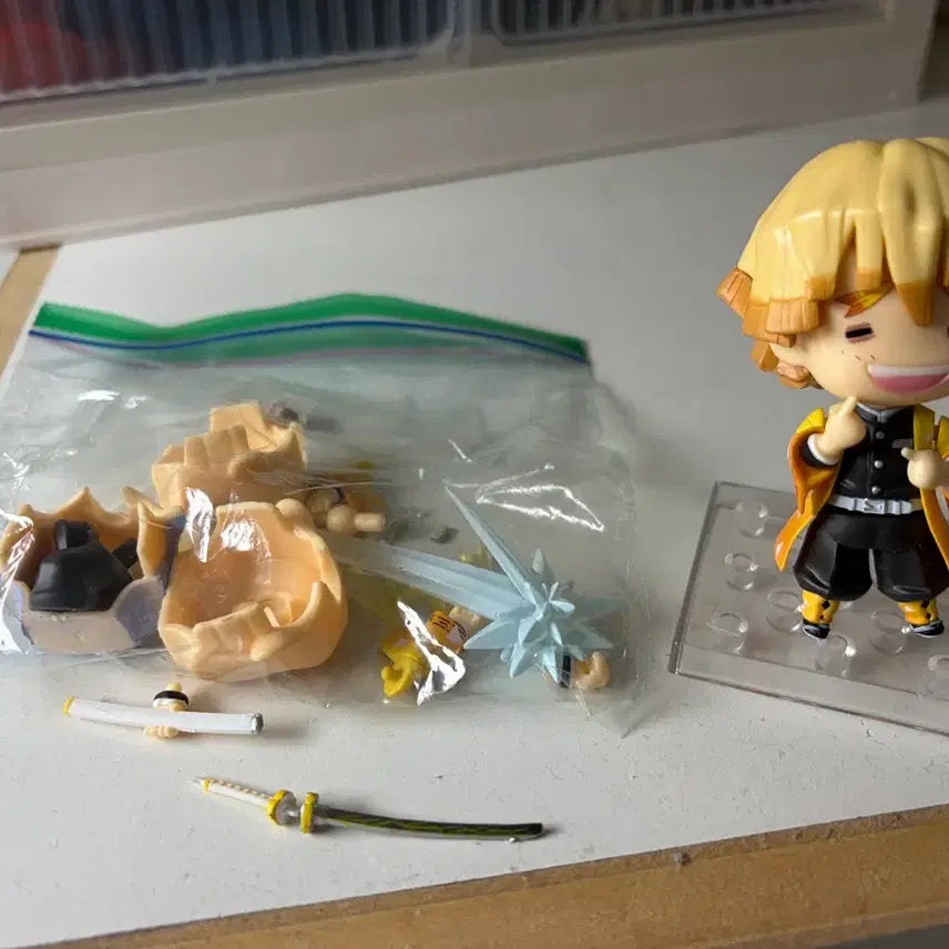 [BUNJANG] Demon Slayer Zenitsu Figure with Damaged Sword / 귀멸의 칼날 피규어 젠이츠 칼 파손