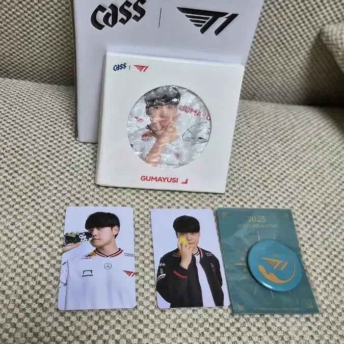 [BUNJANG] T1 Faker "Gumayusi" Heat-Changing Mug &amp; Coaster Set with 2 Photocards + 2025 EWC Pin Button Bundle / 미개봉)T1 카스 구마유시 잔코스터세트 +카스포캅2장+ 2025 EWC 핀 버튼 일괄