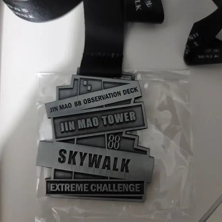 [BUNJANG] Jinmao Tower Skywalk Commemorative Certificate and Medal Set / 진마오 타워 스카이워크 기념 증서 및 메달 세트
