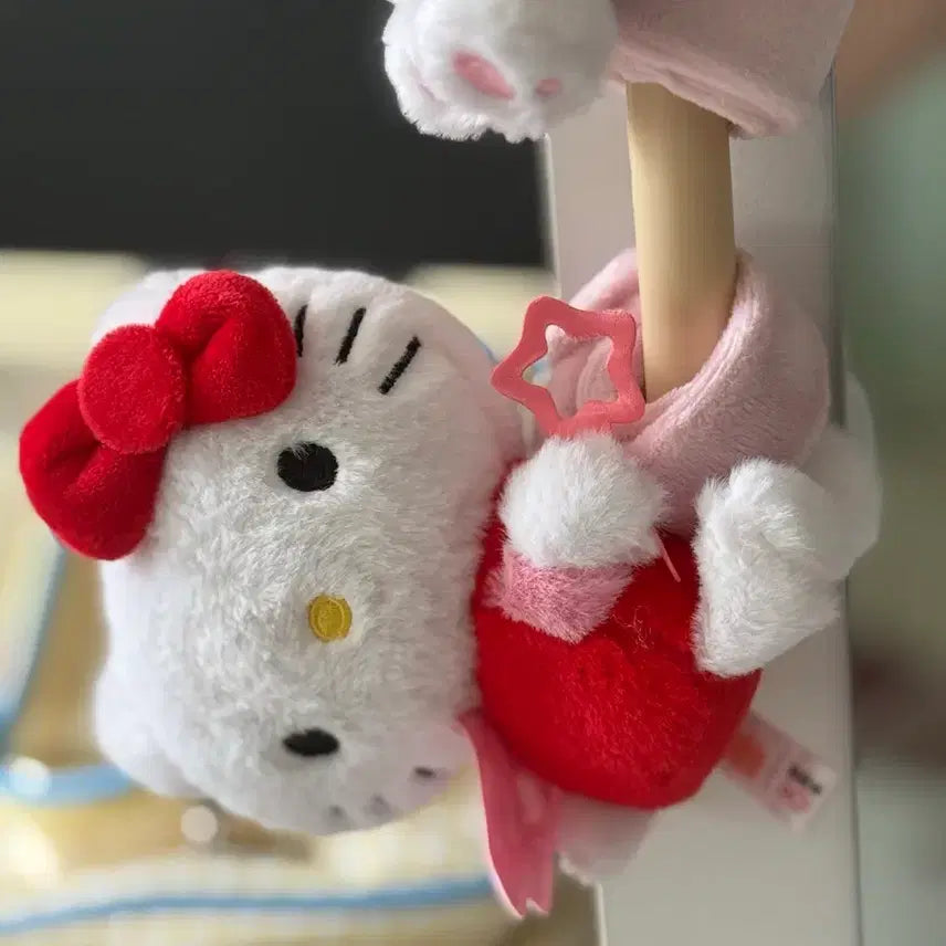 [BUNJANG] Hello Kitty Dangling Plush Toy / 헬로키티 손잡이 혹은 커튼 봉 등 안고 매달려있는 인형 새상품