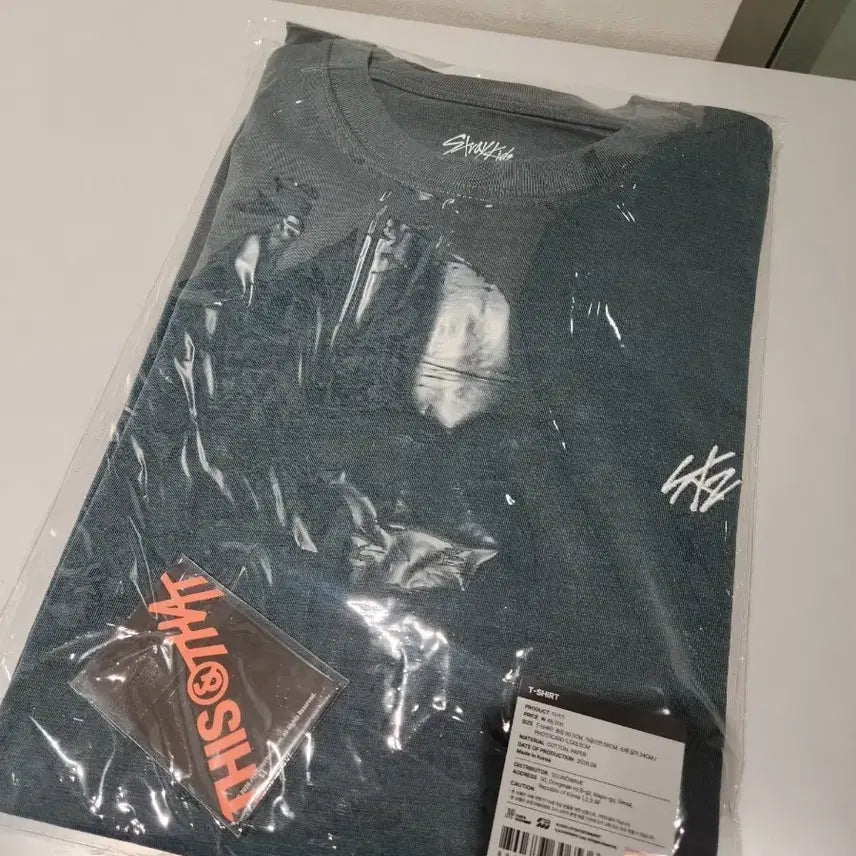 [BUNJANG] Stray Kids THIS MANIA 2022 Pop-Up T-Shirt Sealed with Photocards / 포카포함) 스키즈 디스앤댓 팝업 티셔츠 현물 양도