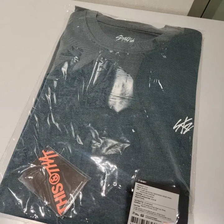 [BUNJANG] Stray Kids THIS MANIA 2022 Pop-Up T-Shirt Sealed with Photocards / 포카포함) 스키즈 디스앤댓 팝업 티셔츠 현물 양도