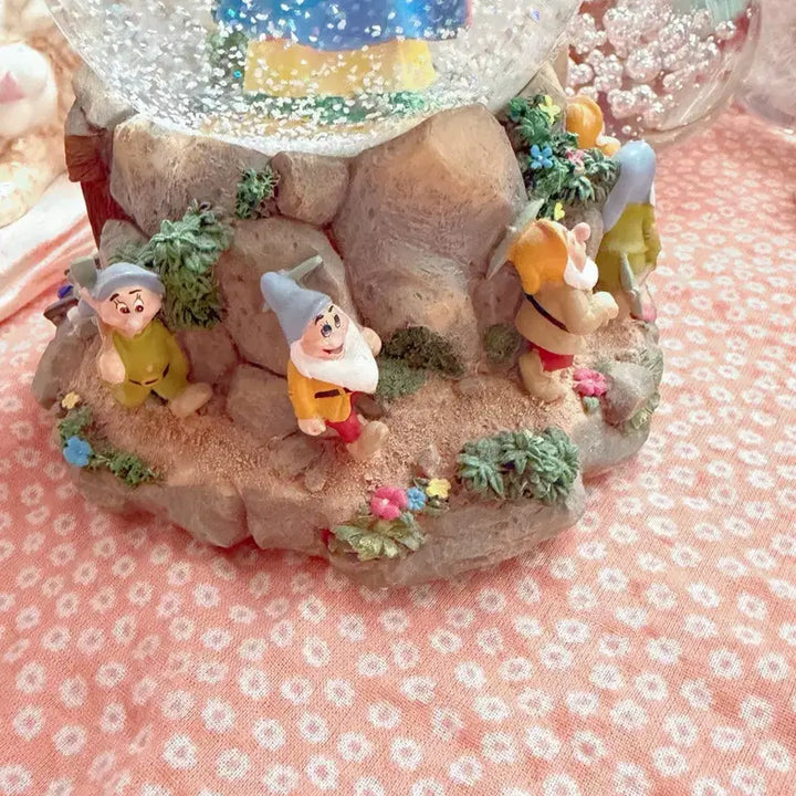 [BUNJANG] Disney Snow White and the Seven Dwarfs Snow Globe with Music Box / (빈티지)디즈니 백설공주와 일곱 난쟁이 스노우볼(오르골 작동됨)