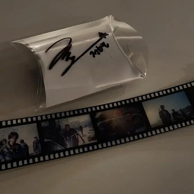[BUNJANG] Hope Film Keychain Jung Ho-yeon Autographed Goods / 영화 호프 필름 키링 정호연 배우 친필 사인 굿즈