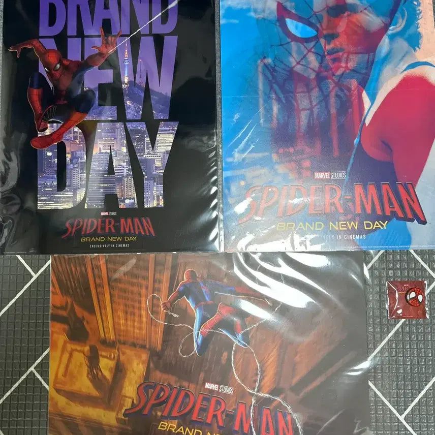 [BUNJANG] Spider-Man ScreenX PET Poster Set (2 Types) / 스파이더맨 3종 A3포스터 + 핀뱃지