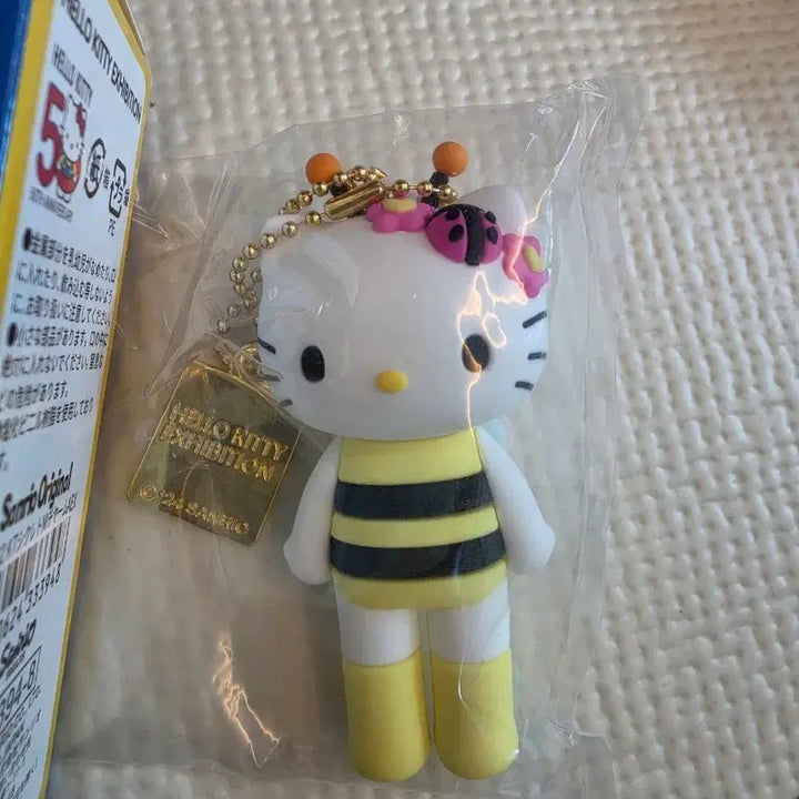 [BUNJANG] Sanrio Hello Kitty Tokyo 50th Anniversary Bee Figure Keychain / 꿀벌 헬로키티 산리오 도쿄50주년전시회 키티피규어  키티키링