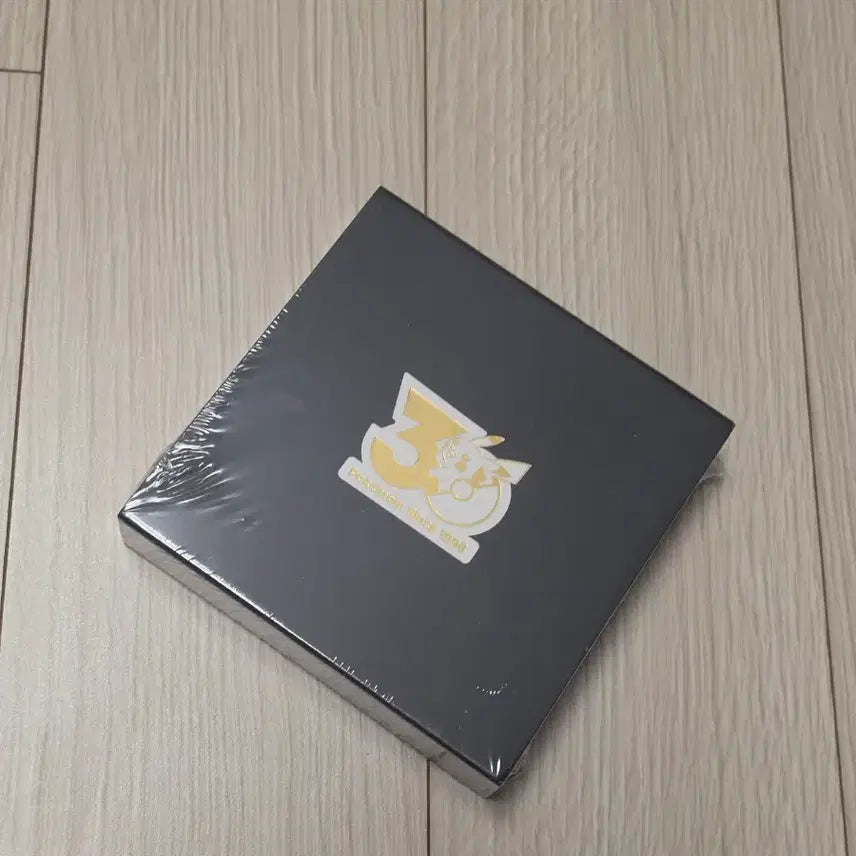 [BUNJANG] Pokemon Store Online 30th Anniversary Badge August Pokemon Badge (Gift) / [미개봉 안전포장]포켓몬스터 스토어 온라인 30주년 기념 뱃지 8월 포켓몬 뱃지(증정용) 미개봉